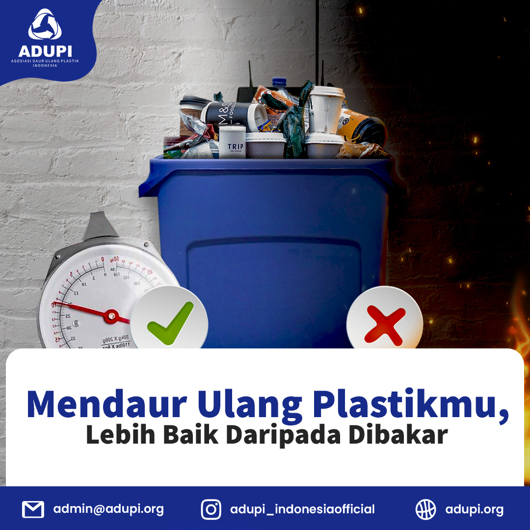 Membakar plastik seolah menjadi jalan pintas untuk melenyapkan plastik bekas pakai yang dianggap sampah tak berguna.